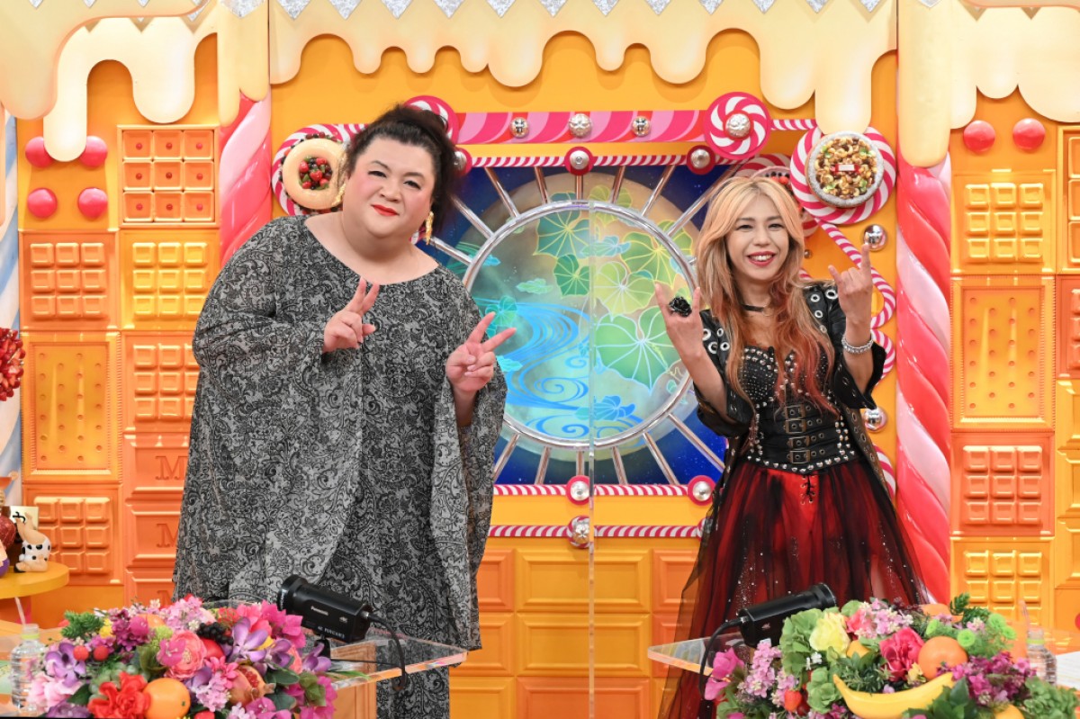 『マツコの知らない世界』(左から)マツコ・デラックスとゲストの寺田恵子(SHOW‐YA)