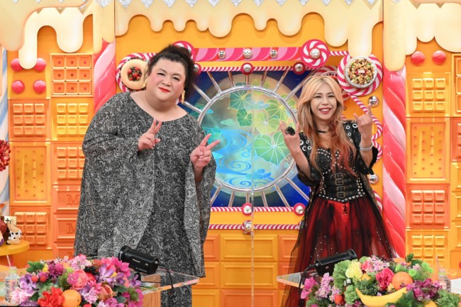 『マツコの知らない世界』(左から)マツコ・デラックスとゲストの寺田恵子(SHOW‐YA)