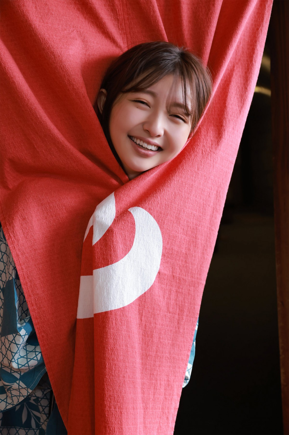 橋本萌花、はだけた浴衣姿で晩酌中　“温泉デート”風ショット　デジタル写真集
