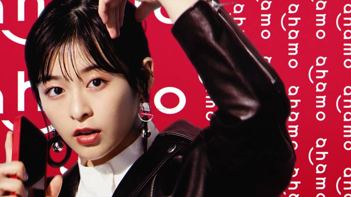 森七菜、ピンク髪がかわいい！　神尾楓珠と 「ahamo」新CMで1人7役に挑戦