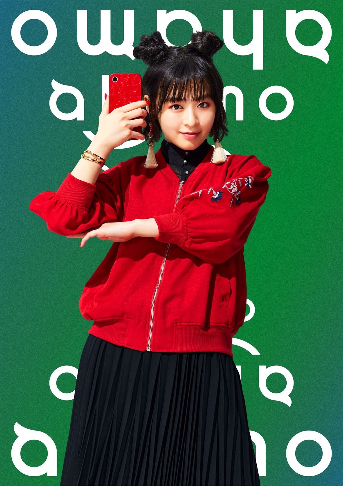 森七菜、ピンク髪がかわいい！　神尾楓珠と 「ahamo」新CMで1人7役に挑戦
