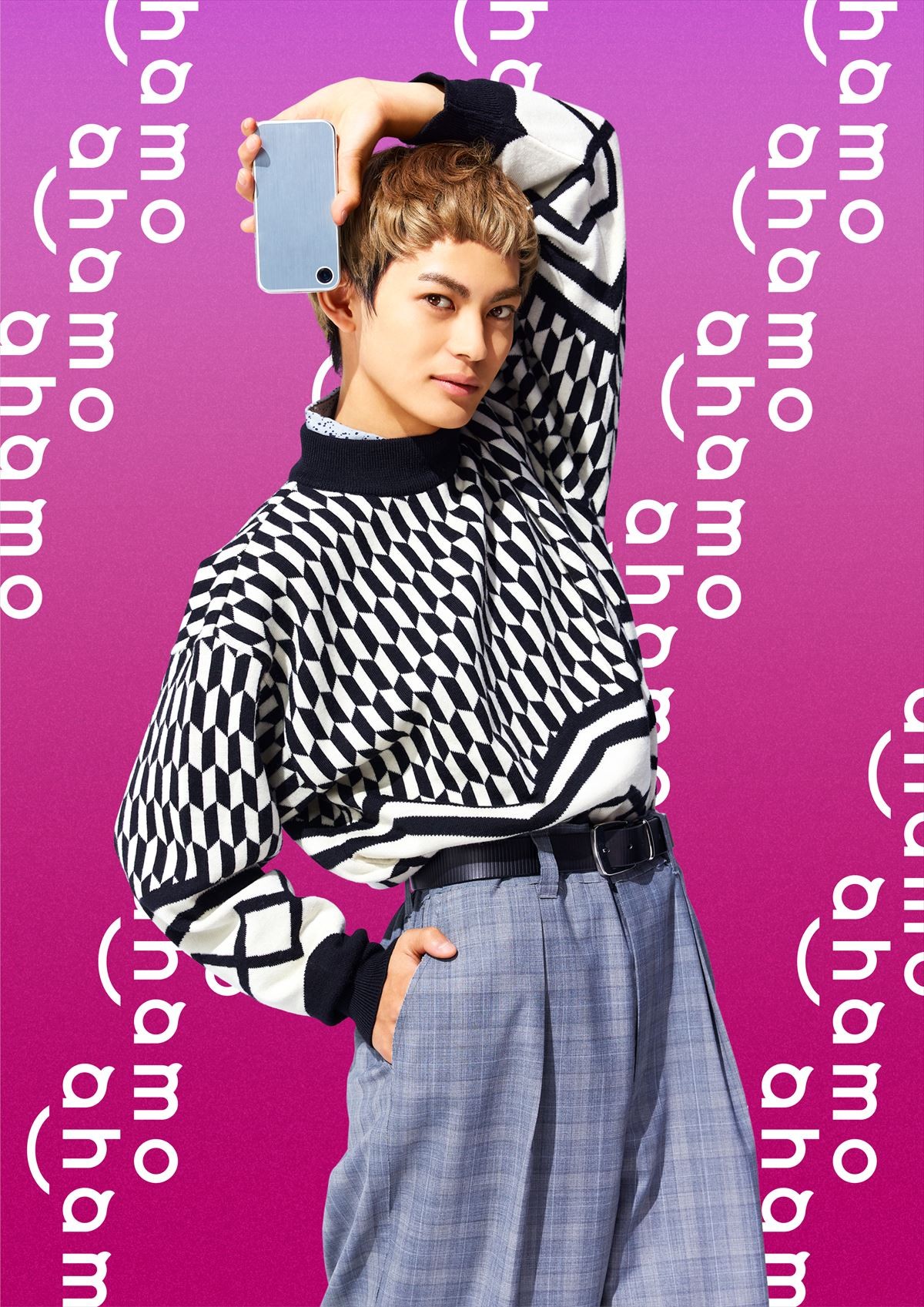 森七菜、ピンク髪がかわいい！　神尾楓珠と 「ahamo」新CMで1人7役に挑戦