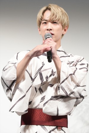 映画『星空のむこうの国』七夕直前完成披露試写会舞台あいさつイベントに登壇した佐藤友祐（lol ‐エルオーエル‐）