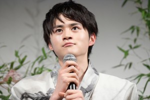 映画『星空のむこうの国』七夕直前完成披露試写会舞台あいさつイベントに登壇した鈴鹿央士