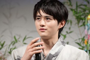 映画『星空のむこうの国』七夕直前完成披露試写会舞台あいさつイベントに登壇した鈴鹿央士