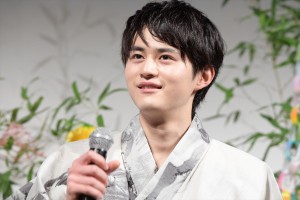 映画『星空のむこうの国』七夕直前完成披露試写会舞台あいさつイベントに登壇した鈴鹿央士