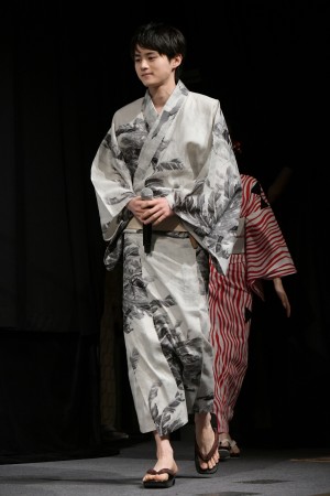 映画『星空のむこうの国』七夕直前完成披露試写会舞台あいさつイベントに登壇した鈴鹿央士