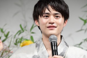 映画『星空のむこうの国』七夕直前完成披露試写会舞台あいさつイベントに登壇した鈴鹿央士