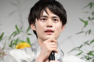 映画『星空のむこうの国』七夕直前完成披露試写会舞台あいさつイベントに登壇した鈴鹿央士