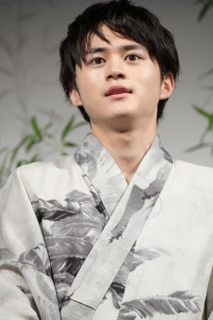 映画『星空のむこうの国』七夕直前完成披露試写会舞台あいさつイベントに登壇した鈴鹿央士