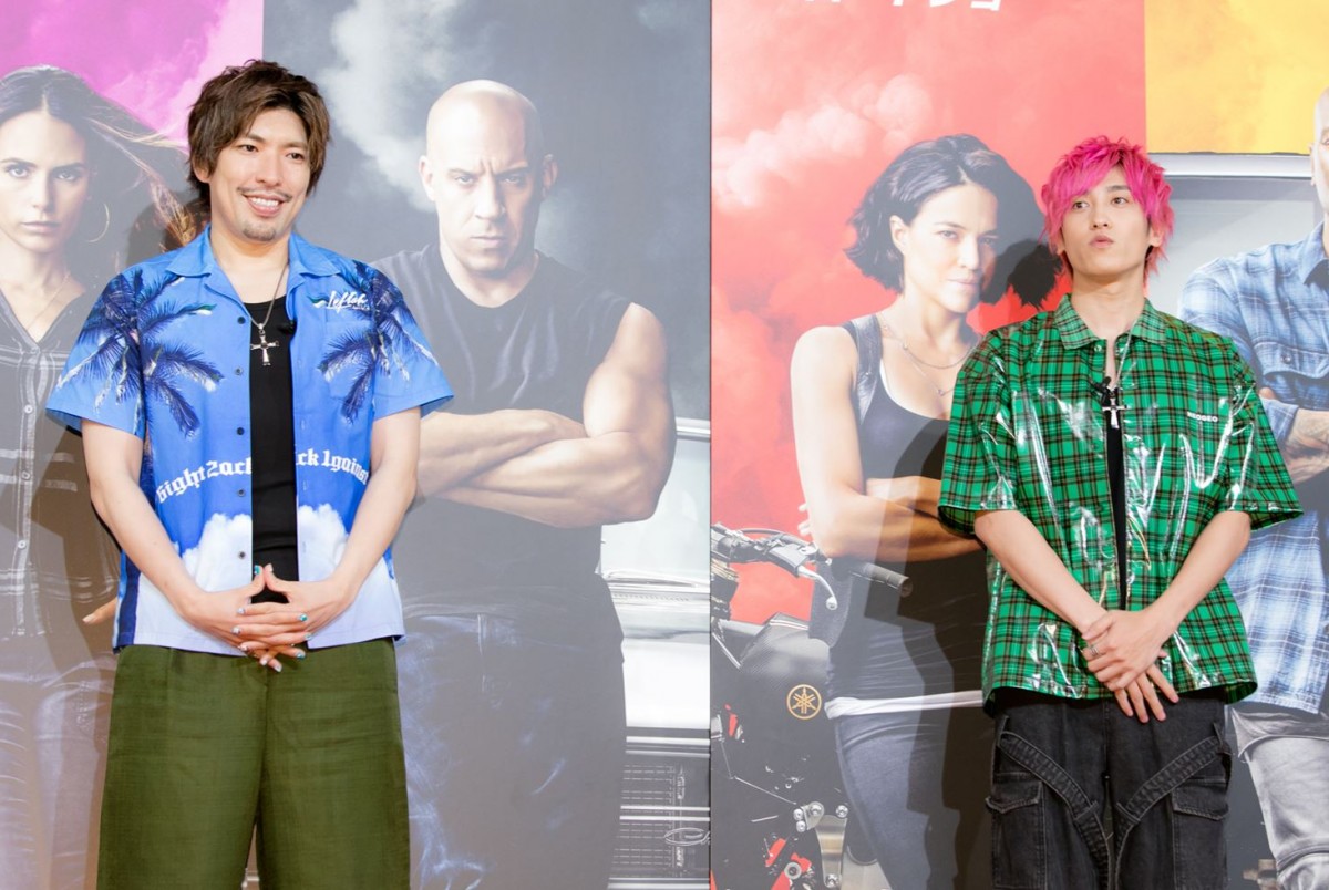 “BIGBOSS”新庄剛志監督、EXITと“チャラ3ショット”に反響「違和感ない」「トリオみたい」