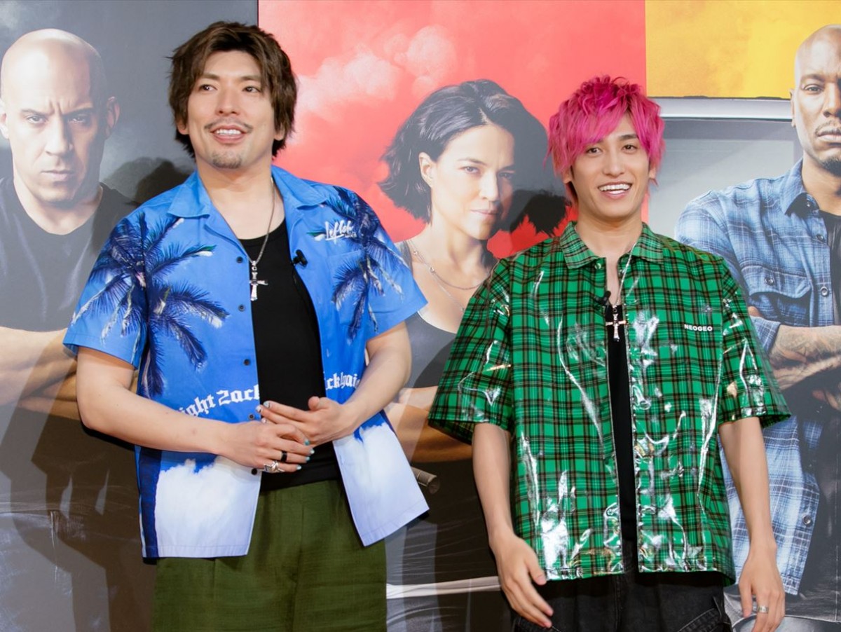“BIGBOSS”新庄剛志監督、EXITと“チャラ3ショット”に反響「違和感ない」「トリオみたい」