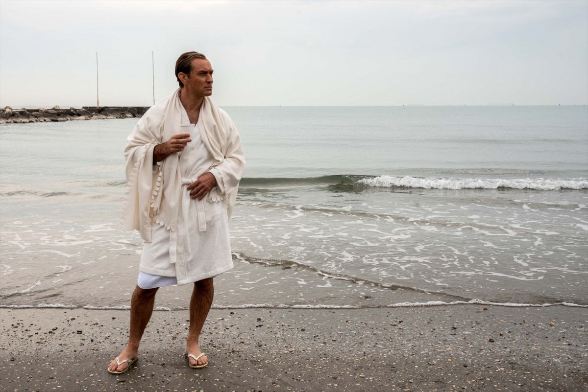 ガウン姿で海辺に佇むジュード・ロウ！ 『ニュー・ポープ』未公開メイキング＆場面写真