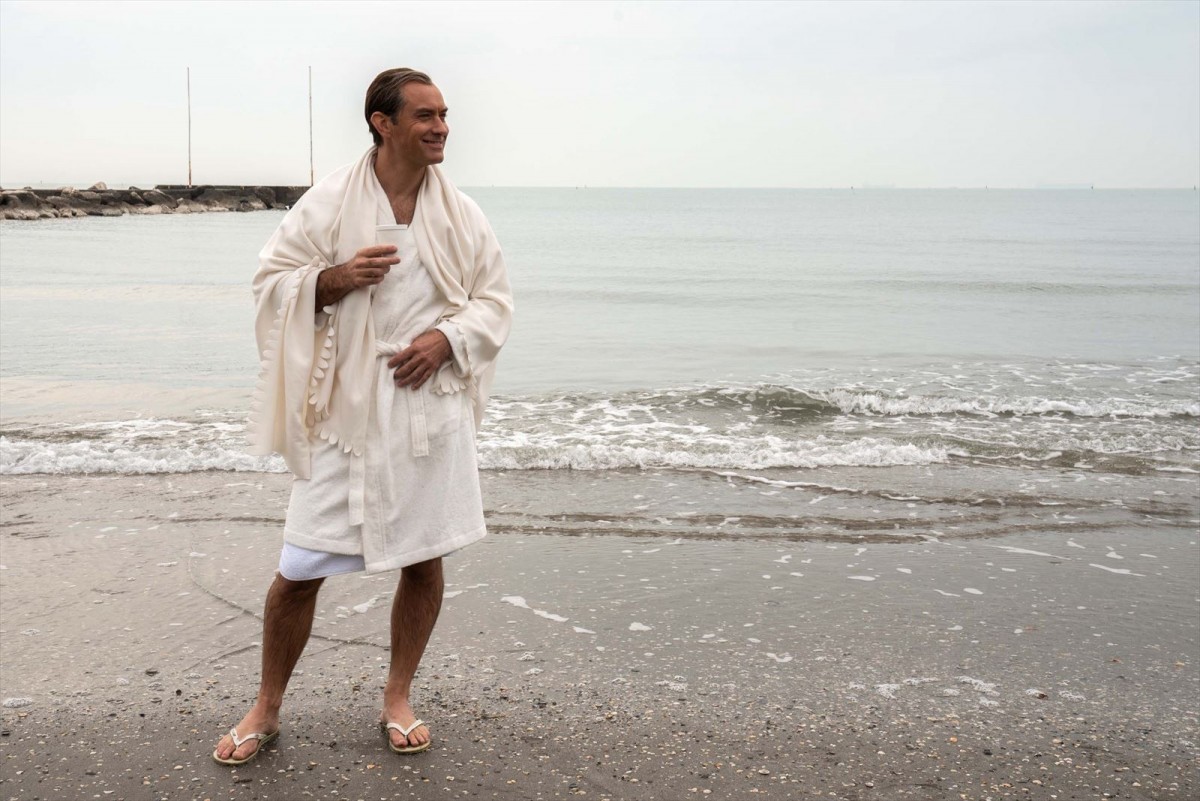 ガウン姿で海辺に佇むジュード・ロウ！ 『ニュー・ポープ』未公開メイキング＆場面写真