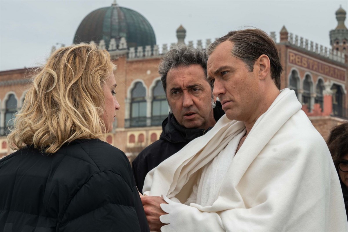 ガウン姿で海辺に佇むジュード・ロウ！ 『ニュー・ポープ』未公開メイキング＆場面写真