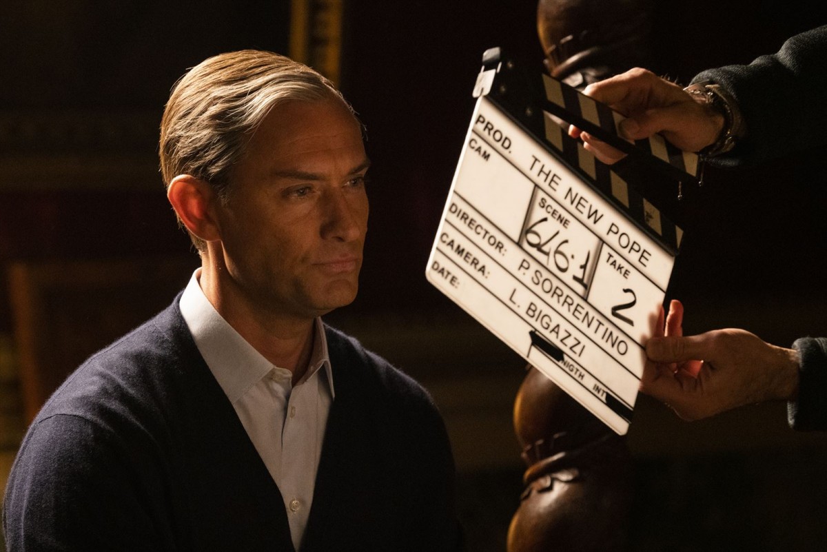ガウン姿で海辺に佇むジュード・ロウ！ 『ニュー・ポープ』未公開メイキング＆場面写真