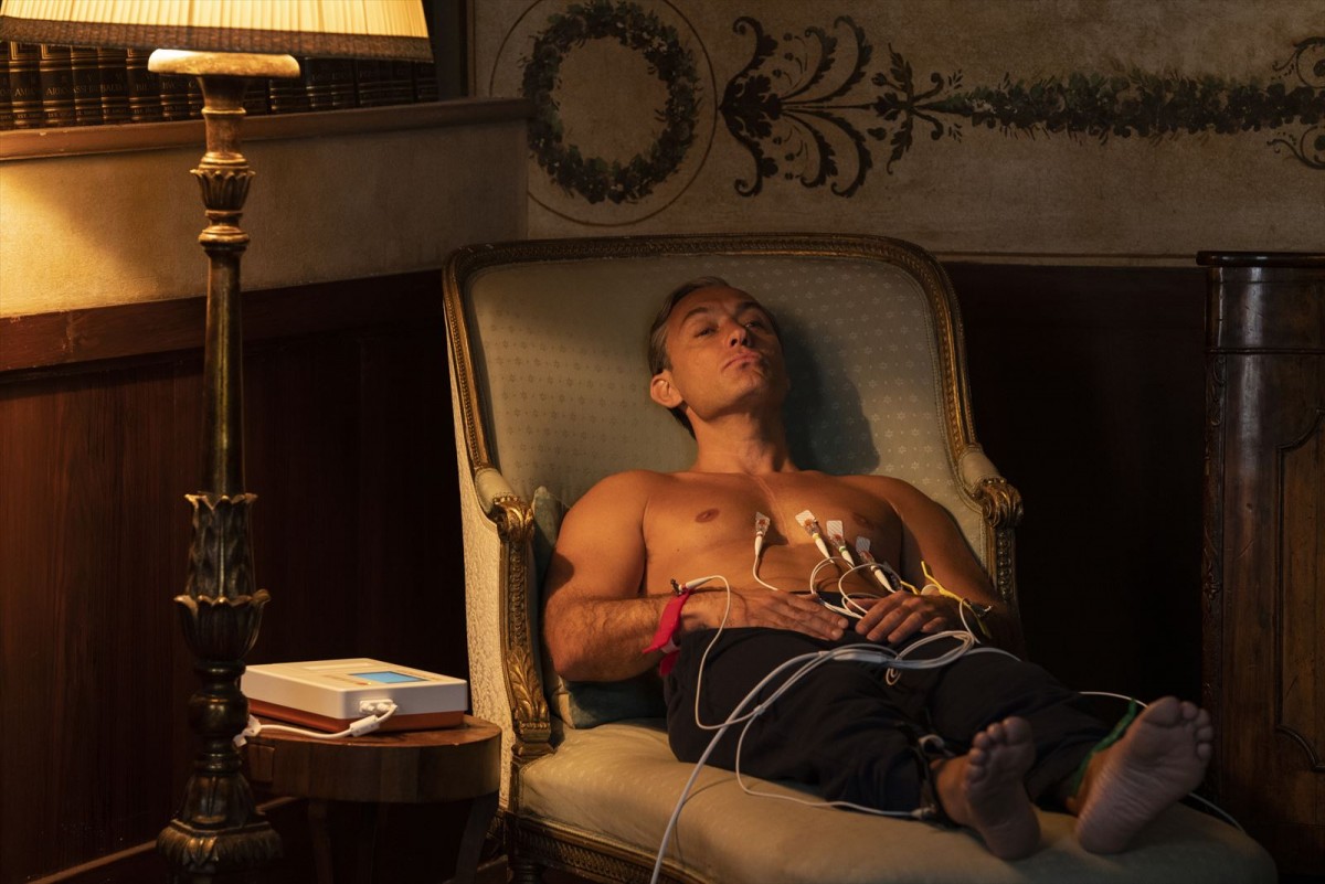 ガウン姿で海辺に佇むジュード・ロウ！ 『ニュー・ポープ』未公開メイキング＆場面写真