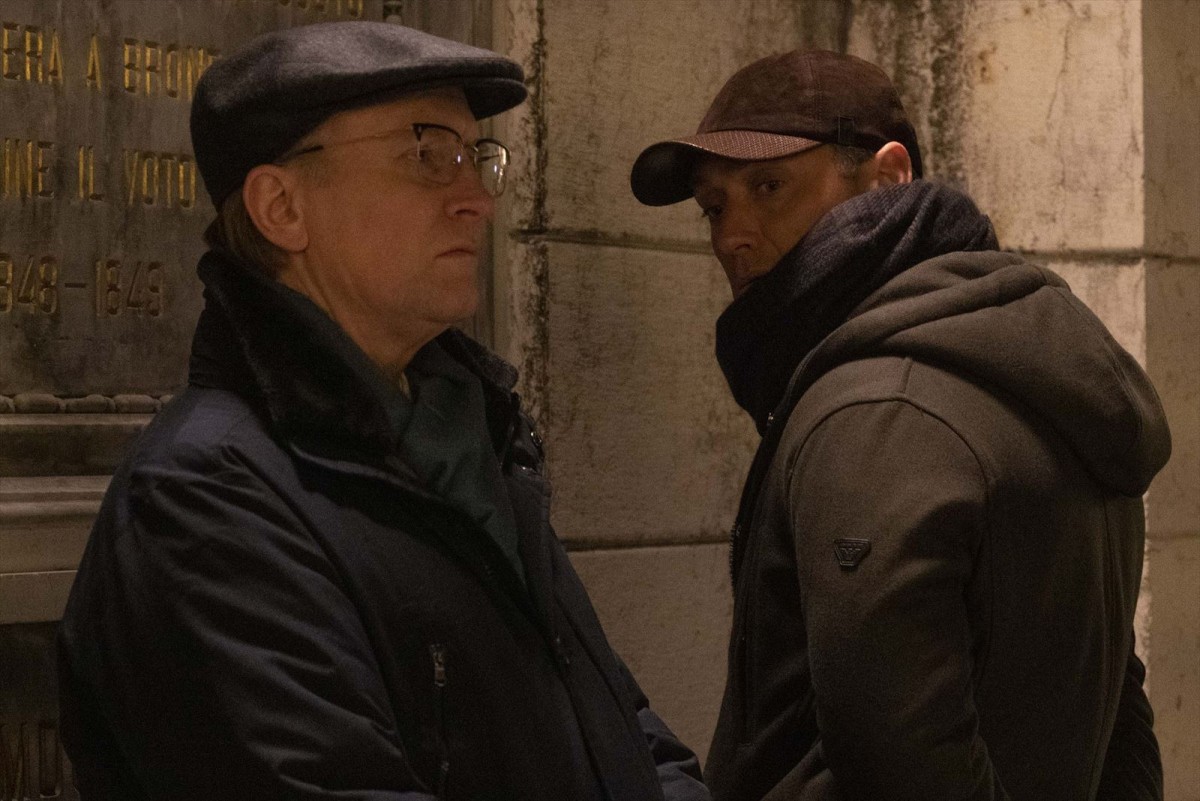 ガウン姿で海辺に佇むジュード・ロウ！ 『ニュー・ポープ』未公開メイキング＆場面写真