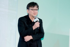 映画『竜とそばかすの姫』完成報告会見に登場した細田守監督