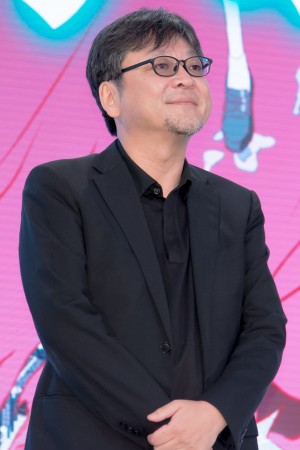 映画『竜とそばかすの姫』完成報告会見に登場した細田守監督