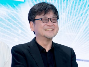 映画『竜とそばかすの姫』完成報告会見に登場した細田守監督