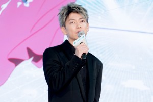 映画『竜とそばかすの姫』完成報告会見に登場した佐藤健