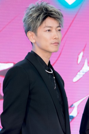 映画『竜とそばかすの姫』完成報告会見に登場した佐藤健