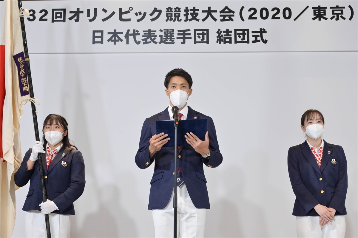 「第32回オリンピック競技大会(2020/東京) 日本代表選手団結団式」での(左から)旗手の須崎優衣選手、主将の山縣亮太選手、副主将の石川佳純選手