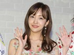 【写真】板野友美、お腹ふっくらワンピースで登場　岡部麟らの誕生日プレゼントに感激