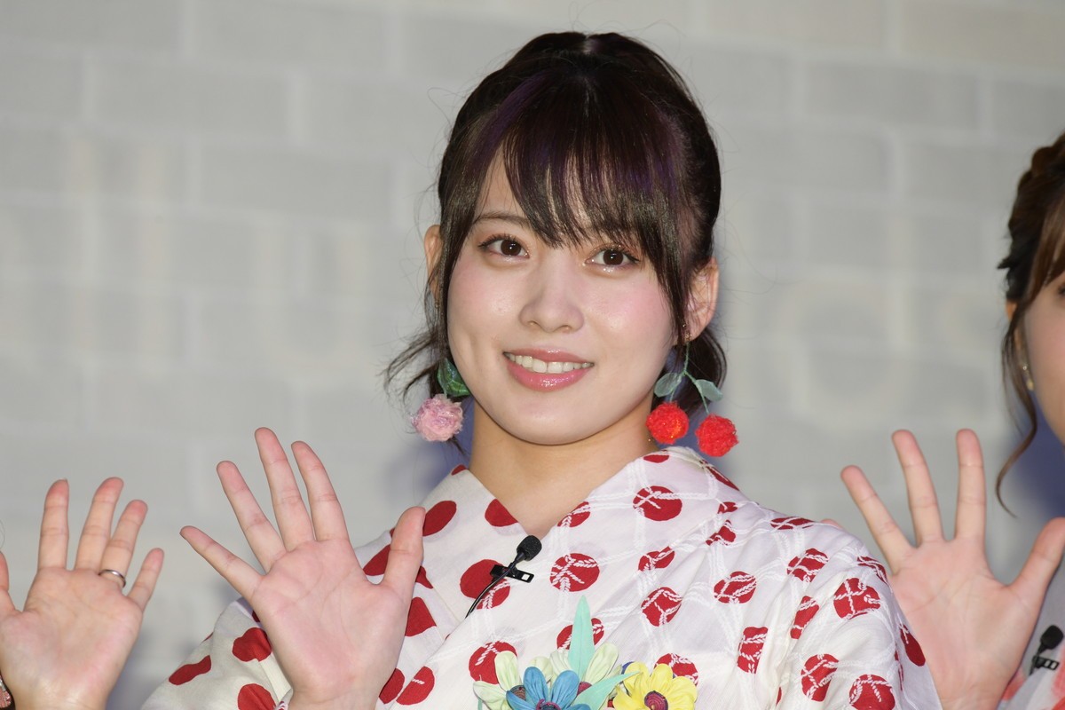 板野友美、お腹ふっくらワンピースで登場　岡部麟らの誕生日プレゼントに感激