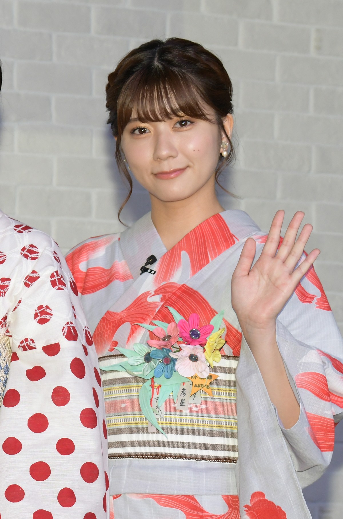 板野友美、お腹ふっくらワンピースで登場　岡部麟らの誕生日プレゼントに感激