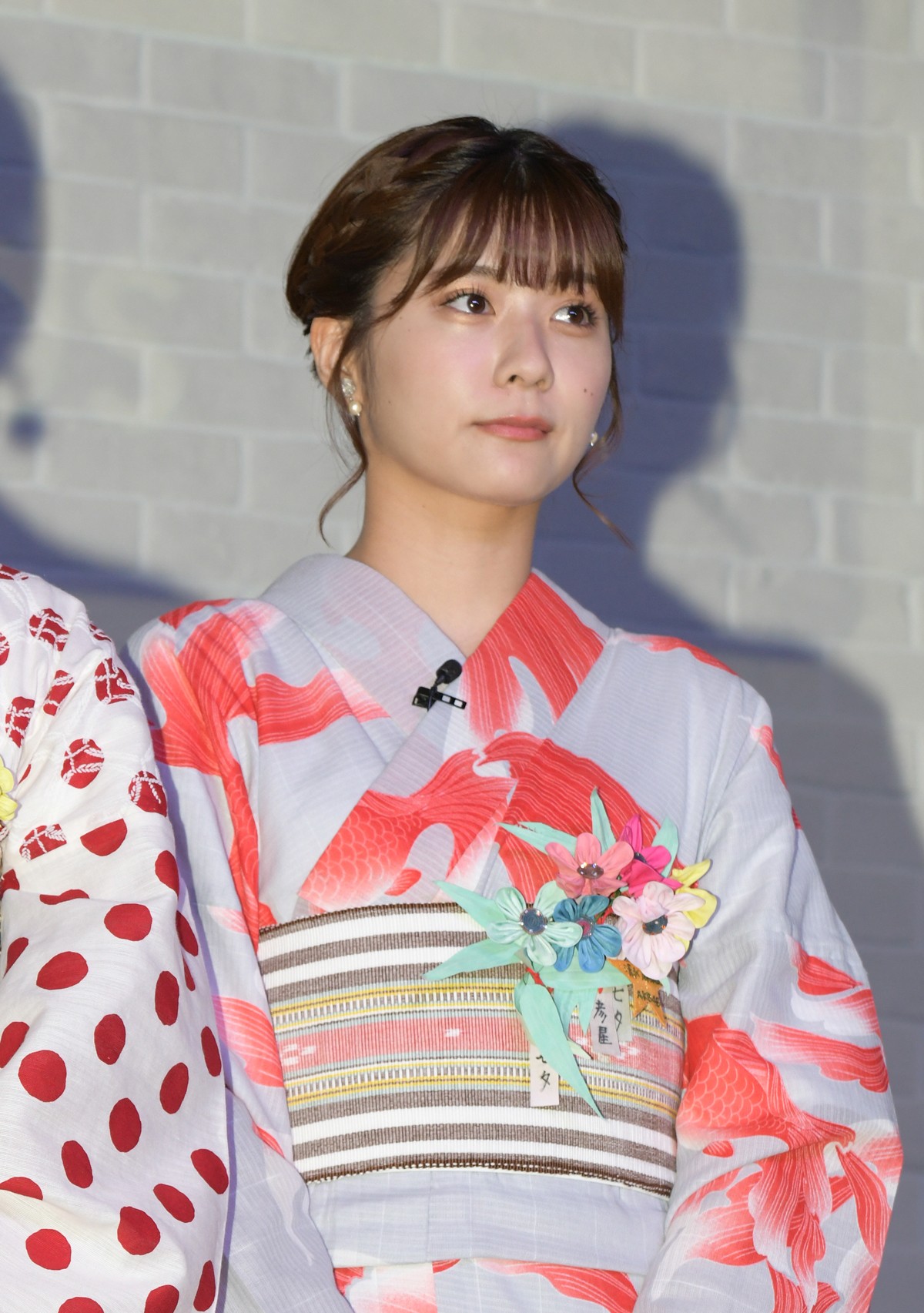 板野友美、お腹ふっくらワンピースで登場　岡部麟らの誕生日プレゼントに感激