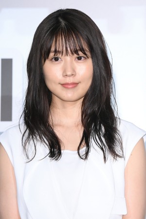 『映画 太陽の子』完成披露試写会舞台あいさつに登場した有村架純