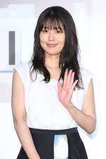 『映画 太陽の子』完成披露試写会舞台あいさつに登場した有村架純