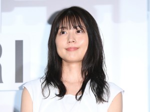 『映画 太陽の子』完成披露試写会舞台あいさつに登場した有村架純