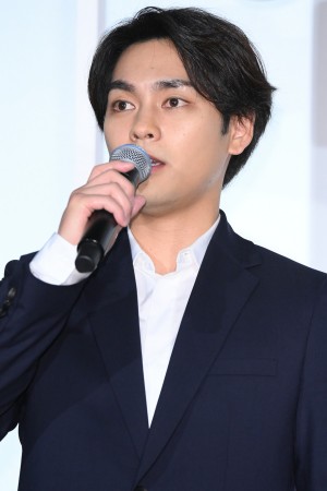 『映画 太陽の子』完成披露試写会舞台あいさつに登場した柳楽優弥