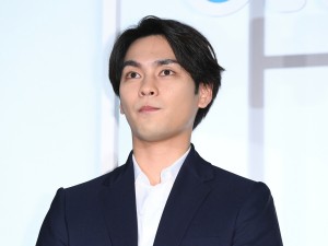 『映画 太陽の子』完成披露試写会舞台あいさつに登場した柳楽優弥