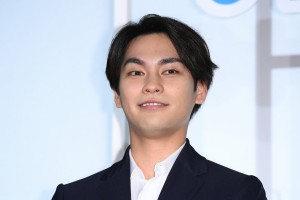 『映画 太陽の子』完成披露試写会舞台あいさつに登場した柳楽優弥