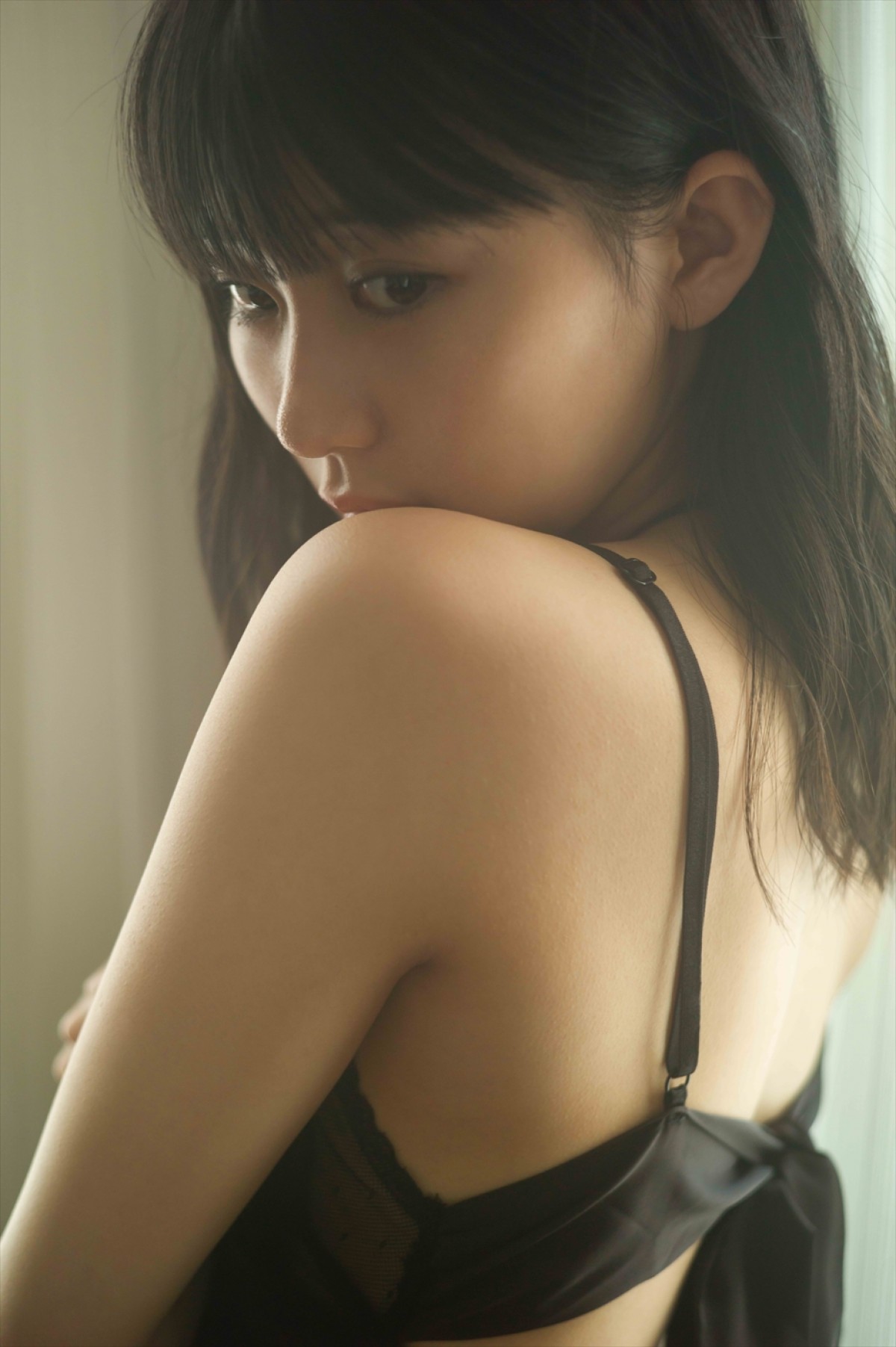 HKT48・田中美久、20歳の誕生日に初写真集　水着、寝起きスッピン、温泉カットも収録