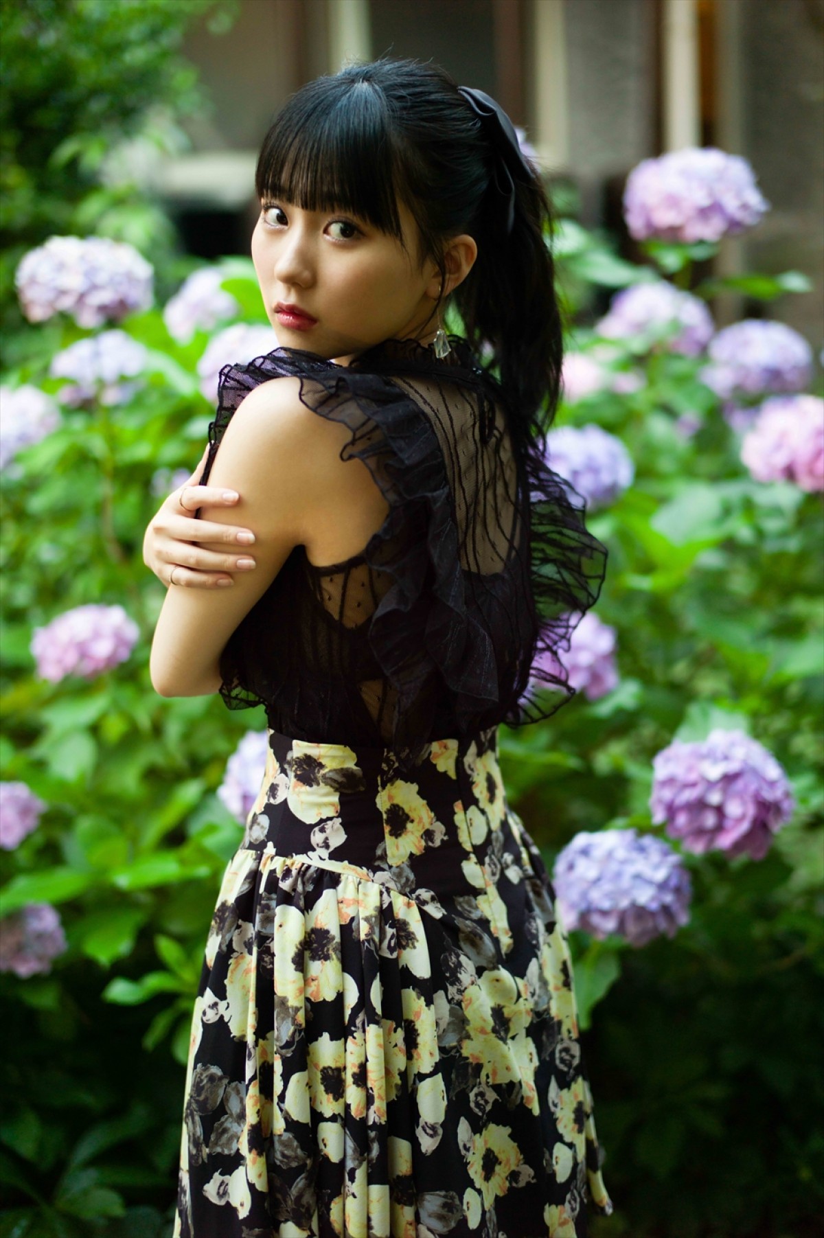 HKT48・田中美久、20歳の誕生日に初写真集　水着、寝起きスッピン、温泉カットも収録