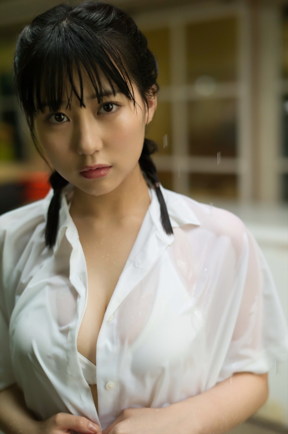 HKT48・田中美久、20歳の誕生日に初写真集　水着、寝起きスッピン、温泉カットも収録