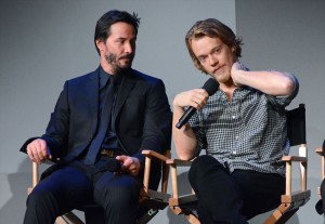 （左から）キアヌ・リーヴス、アルフィー・アレン