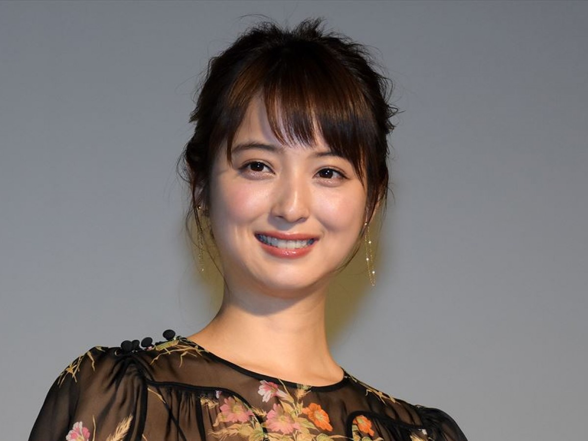 佐々木希、美しすぎる“デコだし”ショット　休憩中のリラックスした姿に反響