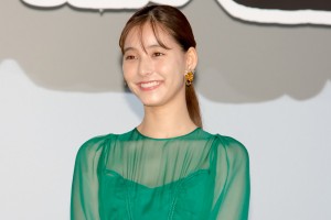 映画『100日間生きたワニ』初日舞台あいさつに登場した新木優子