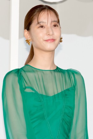 映画『100日間生きたワニ』初日舞台あいさつに登場した新木優子