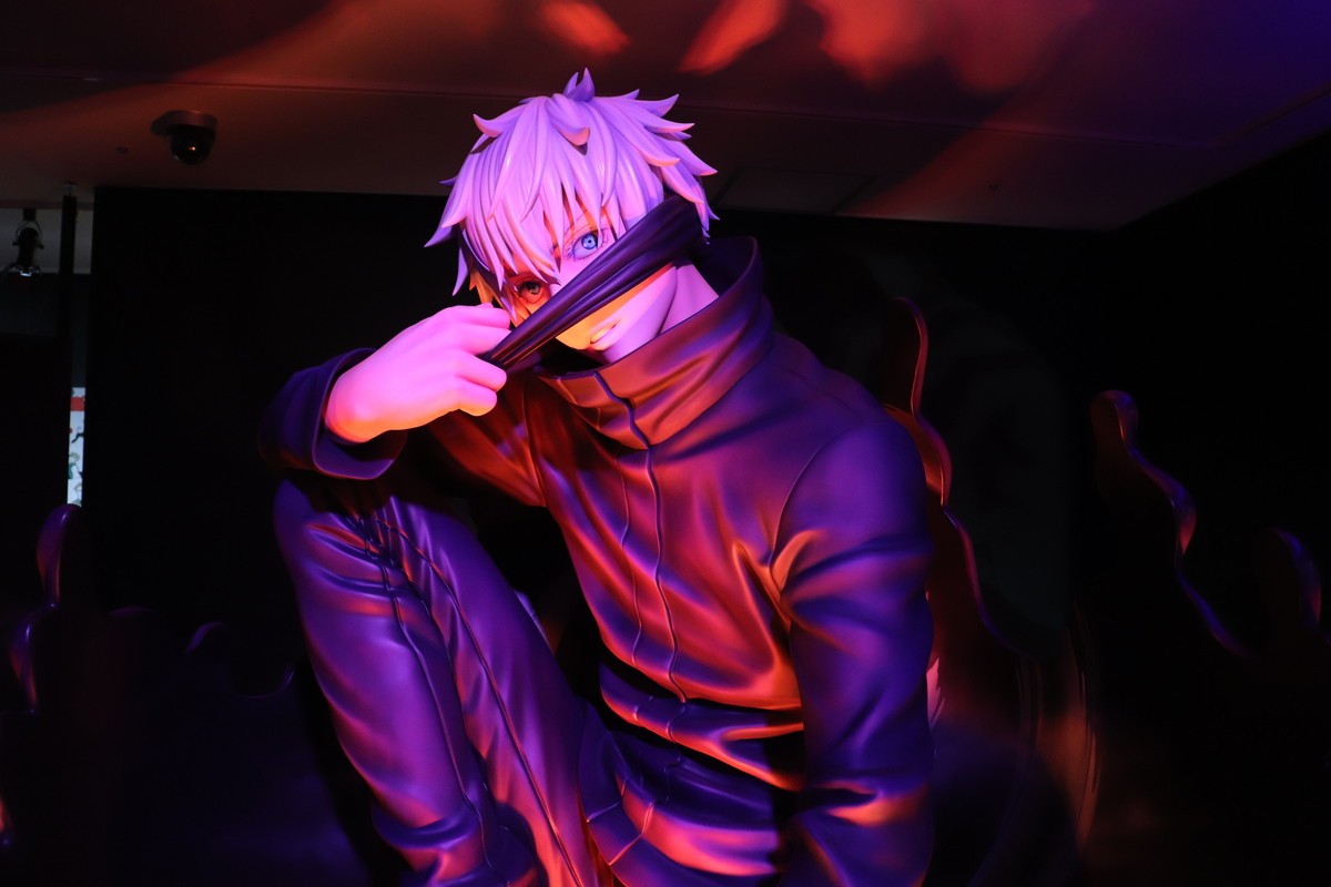 等身大の五条悟がお出迎え！　アニメ『呪術廻戦』展、前期の全貌に迫る