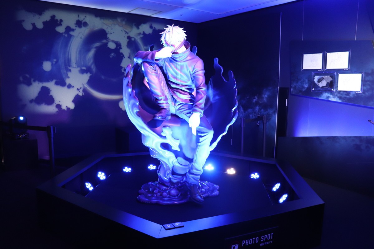 等身大の五条悟がお出迎え！　アニメ『呪術廻戦』展、前期の全貌に迫る