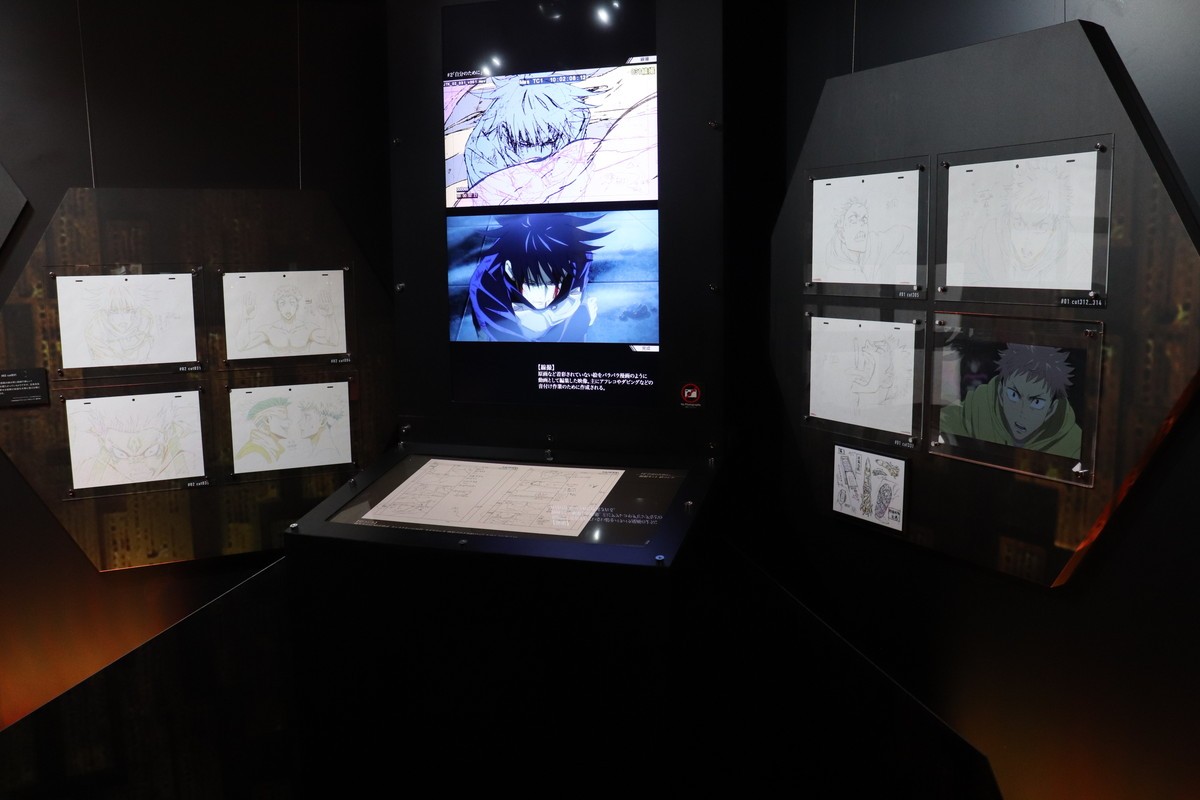 等身大の五条悟がお出迎え！　アニメ『呪術廻戦』展、前期の全貌に迫る