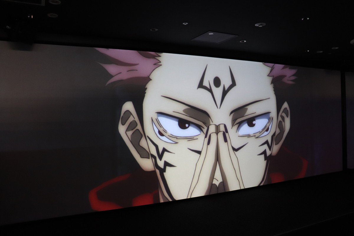 等身大の五条悟がお出迎え！　アニメ『呪術廻戦』展、前期の全貌に迫る
