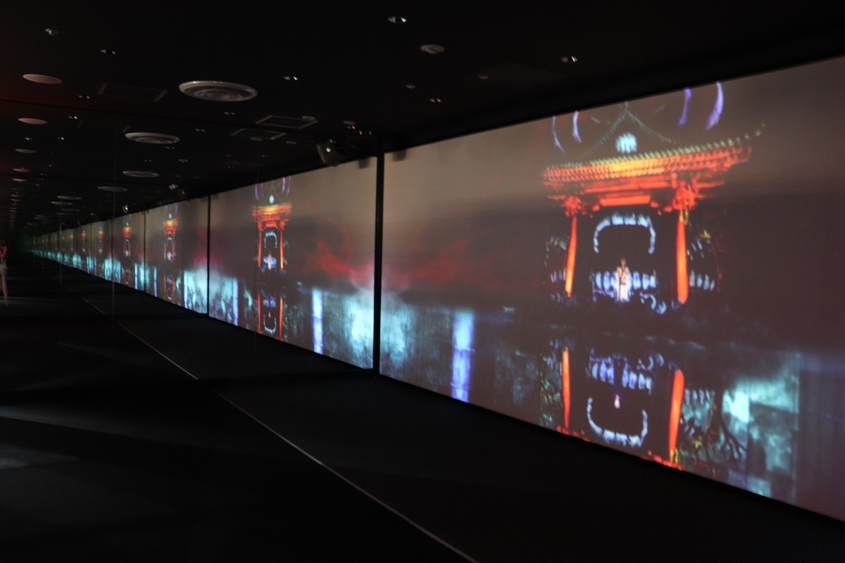 等身大の五条悟がお出迎え！　アニメ『呪術廻戦』展、前期の全貌に迫る